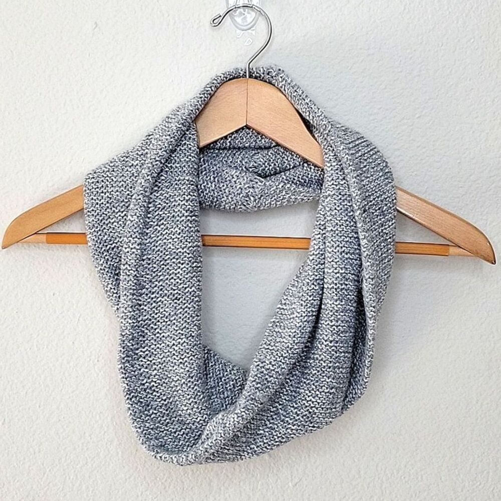 Grey White Casual Tight Knit Twisted Infinity Scarf OS